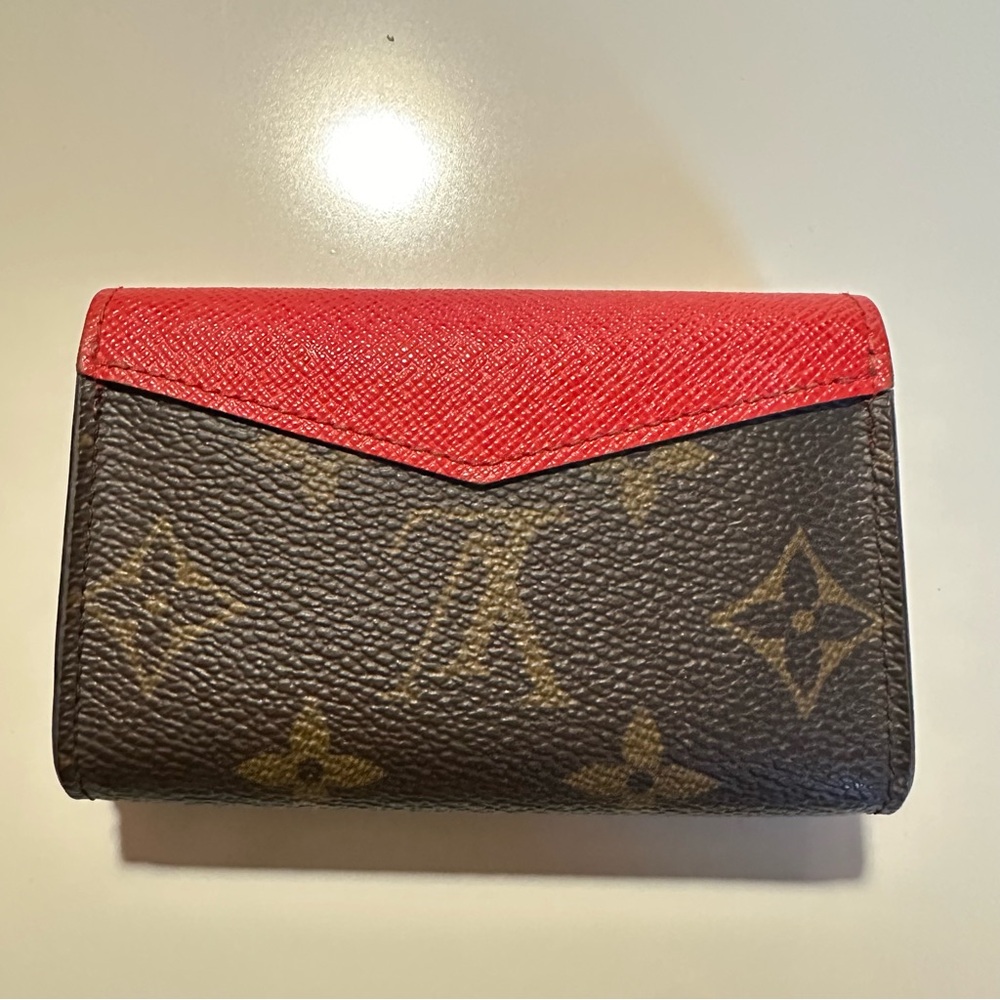 LOUIS VUITTON Monogram Sarah Multicartes Coquelicot - Picture 4 of 12